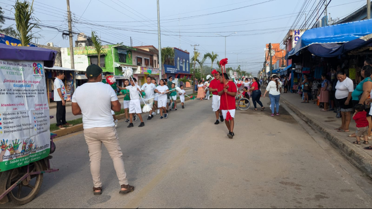 El cierre de calles provocó tráfico, pero los estudiantes caminaron felices El cierre de calles provocó tráfico, pero los estudiantes caminaron felices