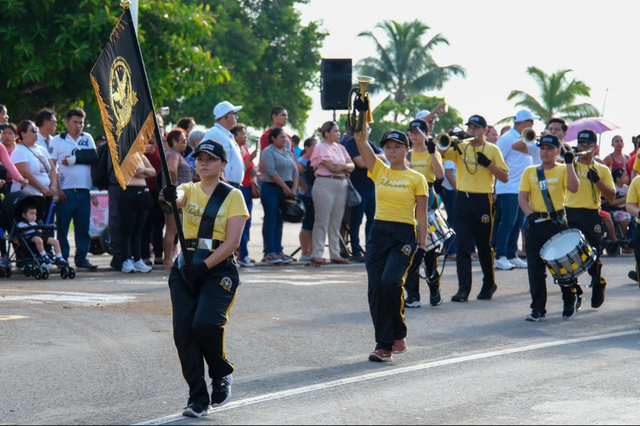 El desfile de la avenida Héroes, a la altura del Museo Maya El desfile de la avenida Héroes, a la altura del Museo Maya