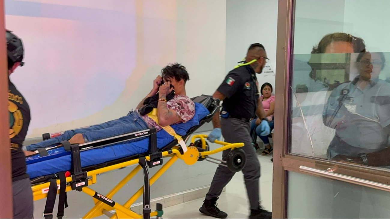 El joven trasladado al hospital recibió la necesaria atención médica. El joven trasladado al hospital recibió la necesaria atención médica.