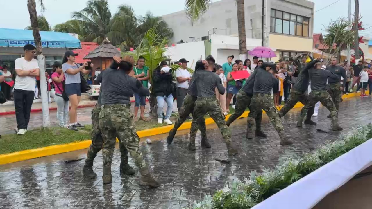 Elementos realizaron presentaciones bajo la lluvia Elementos realizaron presentaciones bajo la lluvia