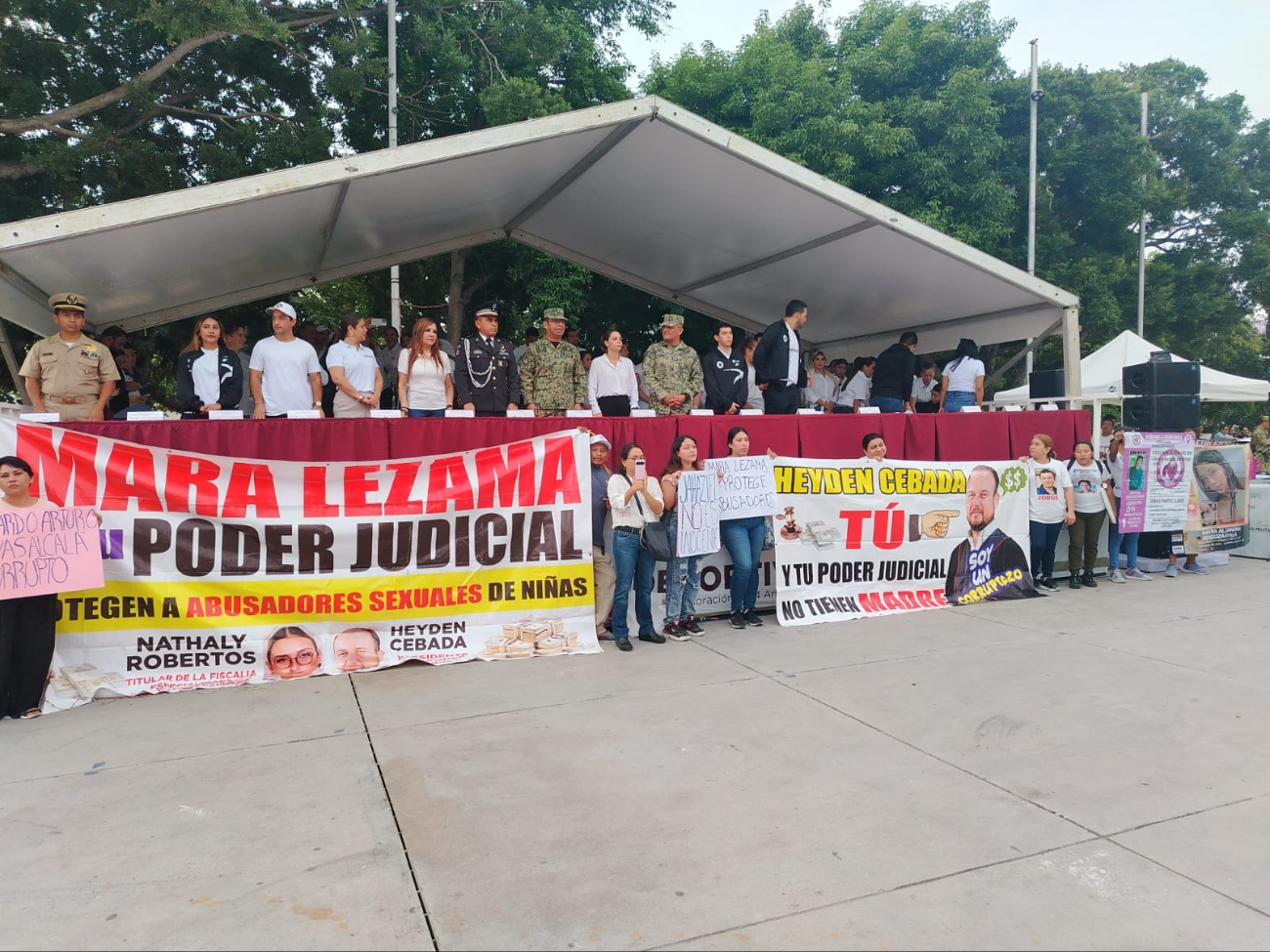 Familiares de desaparecidos y víctimas de delitos levantaron las pancartas exponiendo a presuntos responsables