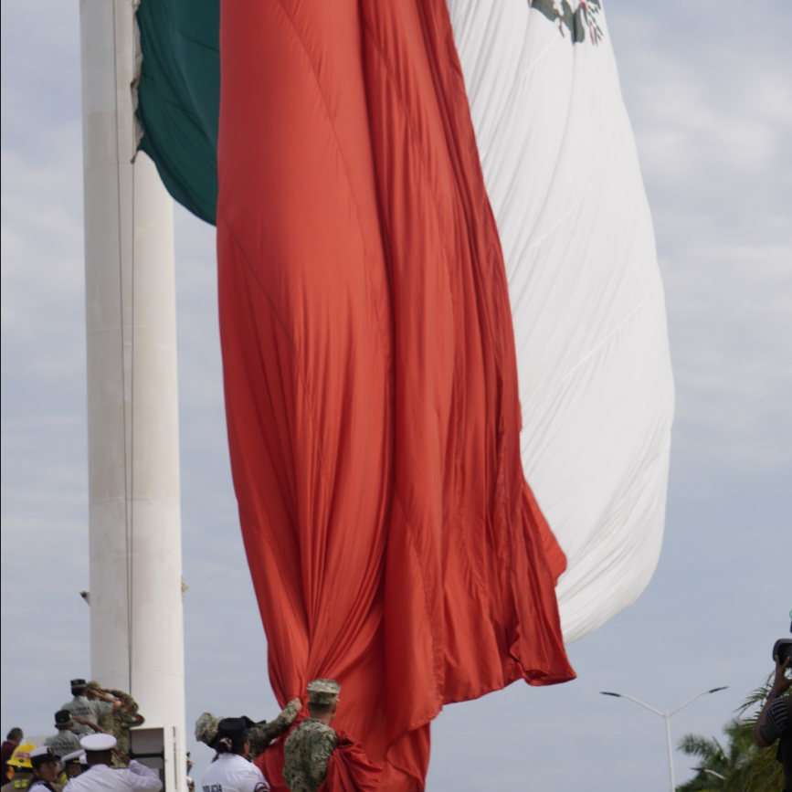 La ceremonia incluyó el izamiento de la bandera y la entonación del himno nacional La ceremonia incluyó el izamiento de la bandera y la entonación del himno nacional