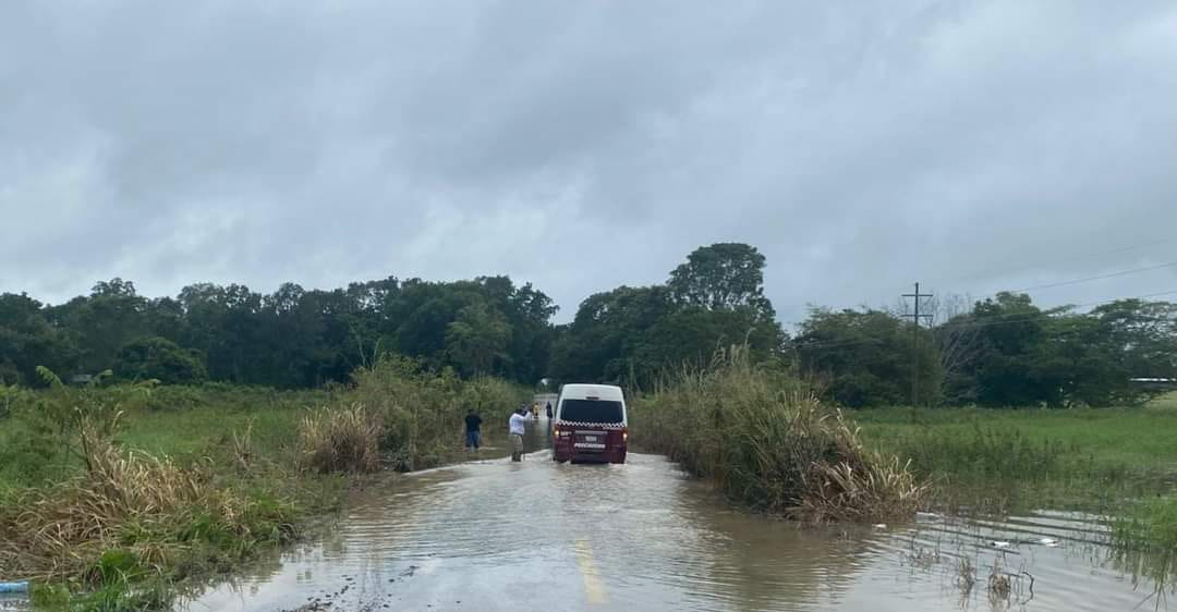 Tres unidades de transporte sufrieron daños significativos al cruzar una lámina de agua en el tramo carretero Candelaria-Miguel Hidalgo