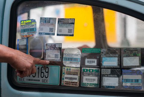 La tarjeta de circulación y la calcomanía de verificación vehicular deben estar siempre visibles y en buen estado La tarjeta de circulación y la calcomanía de verificación vehicular deben estar siempre visibles y en buen estado