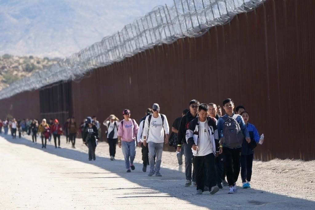 Muchos inmigrantes han accedido al país del norte por medio de métodos no convencionales. Muchos inmigrantes han accedido al país del norte por medio de métodos no convencionales.