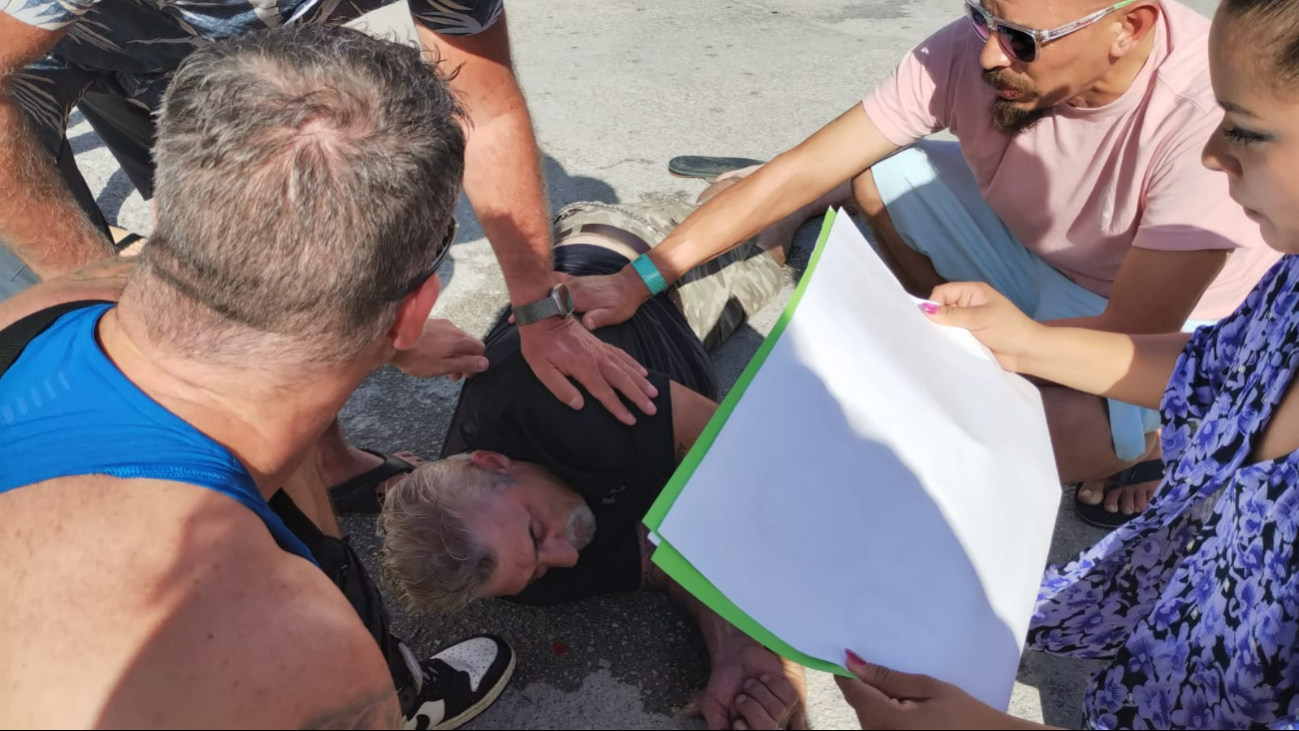 Personas en la cercanía auxiliaron al extranjero que se encontraba desplomado en el suelo. Personas en la cercanía auxiliaron al extranjero que se encontraba desplomado en el suelo.