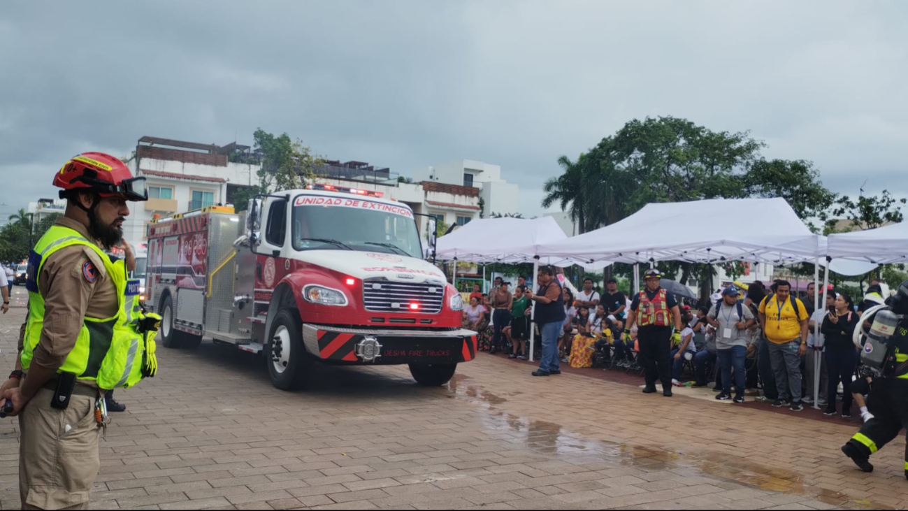 Pese a la lluvia el desfile continuó por algunos minutos más Pese a la lluvia el desfile continuó por algunos minutos más