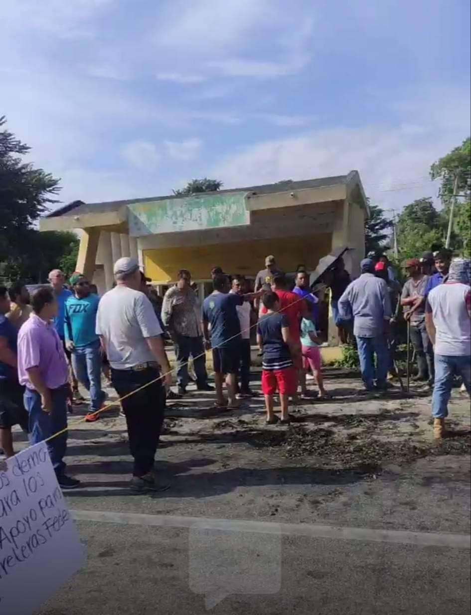 Pobladores bloquearon la carretera porque no estuvieron de acuerdo con la decisión de la asamblea Pobladores bloquearon la carretera porque no estuvieron de acuerdo con la decisión de la asamblea