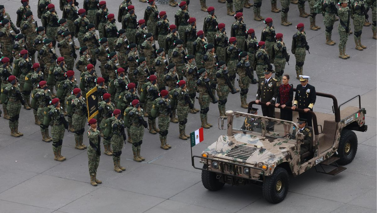 Presidenta Claudia sheinbaum pasando revista al personal militar que participa en el desfile del Aniversario de la Revolución Mexicana Presidenta Claudia sheinbaum pasando revista al personal militar que participa en el desfile del Aniversario de la Revolución Mexicana