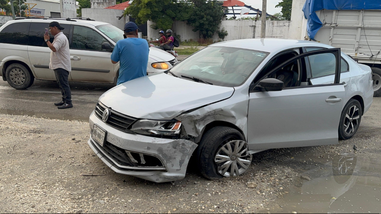 Conductor se queda dormido al volante y causa fuerte choque en Ciudad del Carmen
