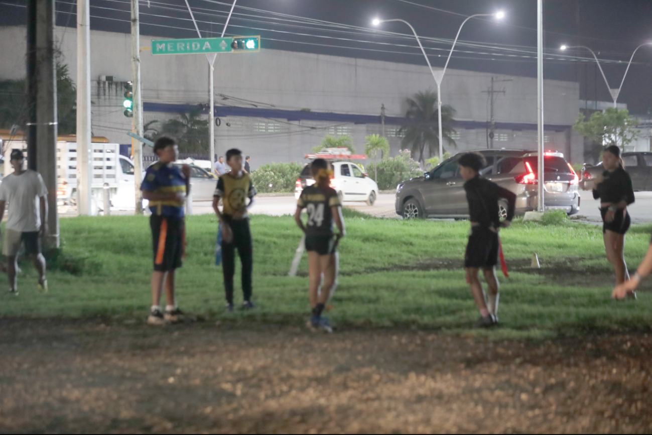 Una de las entrenadoras refirió que teme que algún vehículo atropelle a los deportistas Una de las entrenadoras refirió que teme que algún vehículo atropelle a los deportistas