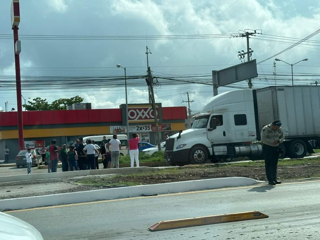 Vecinos bloquean la carretera Mérida-Umán por falta de electricidad