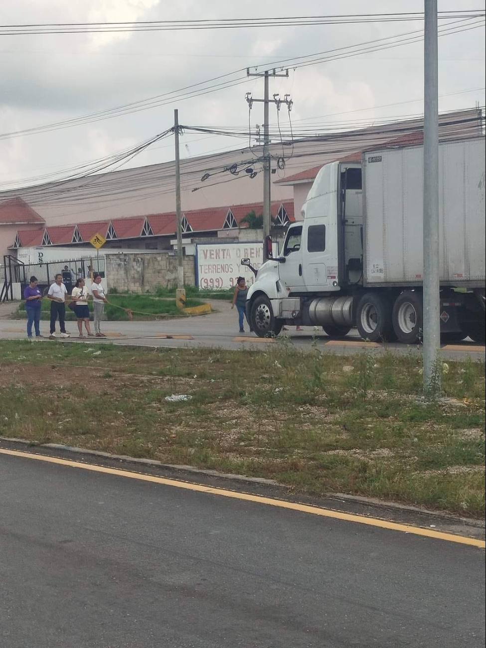 Vecinos presionaron a la CFE, cerrando la carretera Mérida-Umán Vecinos presionaron a la CFE, cerrando la carretera Mérida-Umán