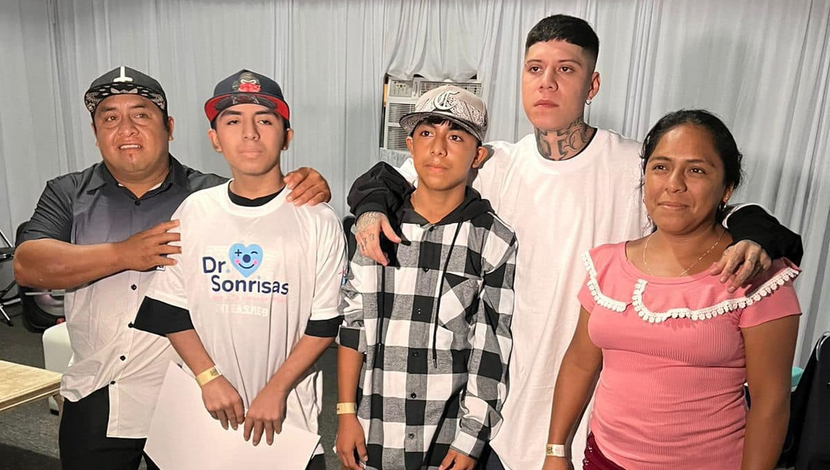 Joven cumple su sueño de conocer a Santa Fe Klan en la Feria Xmatkuil