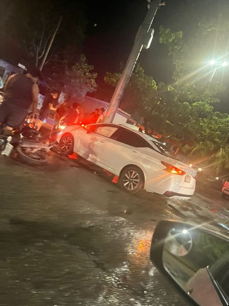 Fuerte choque entre un automóvil y una moto en el fraccionamiento Caribe de Chetumal deja un herido