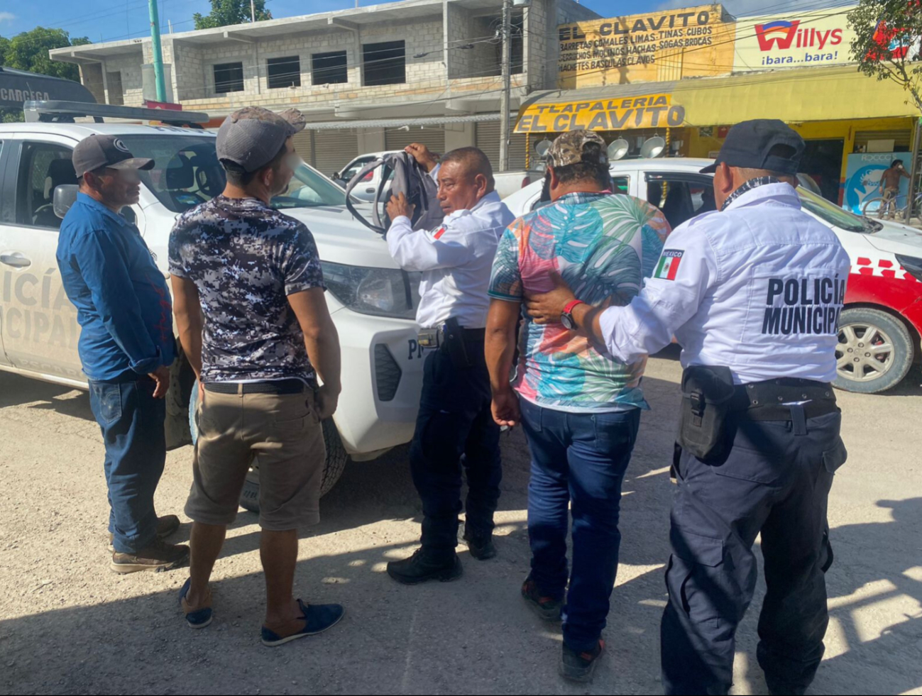Detienen a cuatro hombres por drogarse y beber alcohol en vía pública en Escárcega