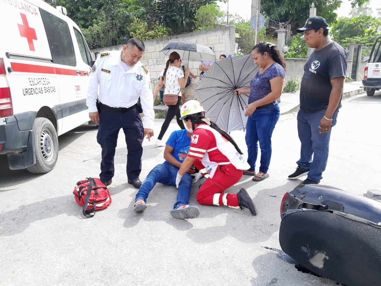 El accidente ocurrió en la colonia Unidad Esfuerzo y Trabajo 2, cuando la camioneta no respetó el paso de preferencia de la motocicleta El accidente ocurrió en la colonia Unidad Esfuerzo y Trabajo 2, cuando la camioneta no respetó el paso de preferencia de la motocicleta