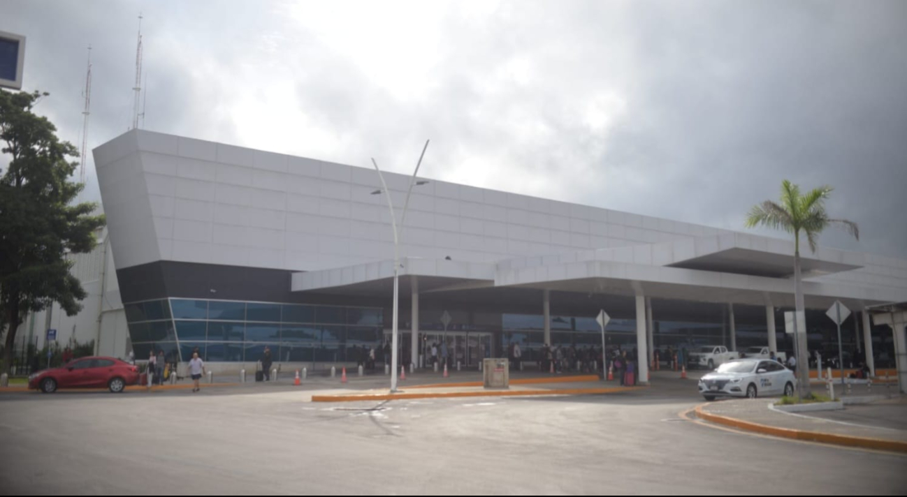 Inician trabajos de repavimentación en la entrada del aeropuerto de Mérida