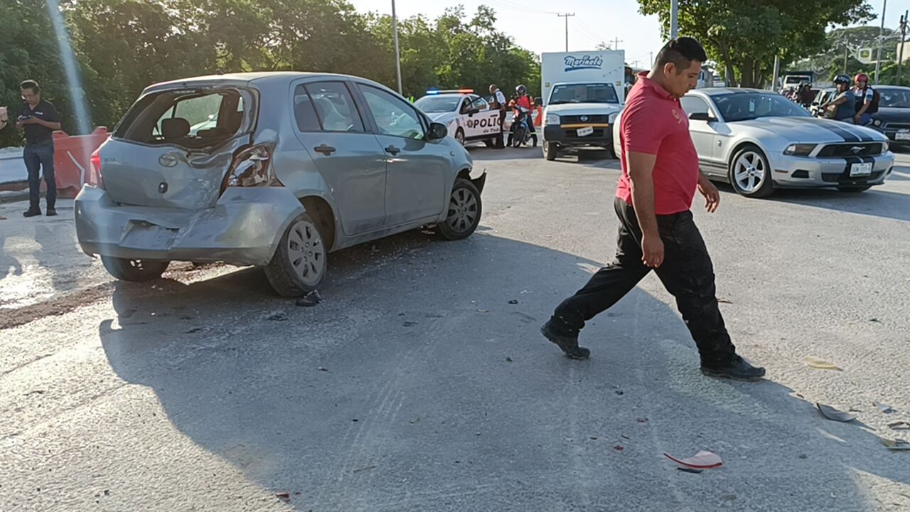 El conductor de un auto compacto fue embestido por el camión al hacer su alto El conductor de un auto compacto fue embestido por el camión al hacer su alto