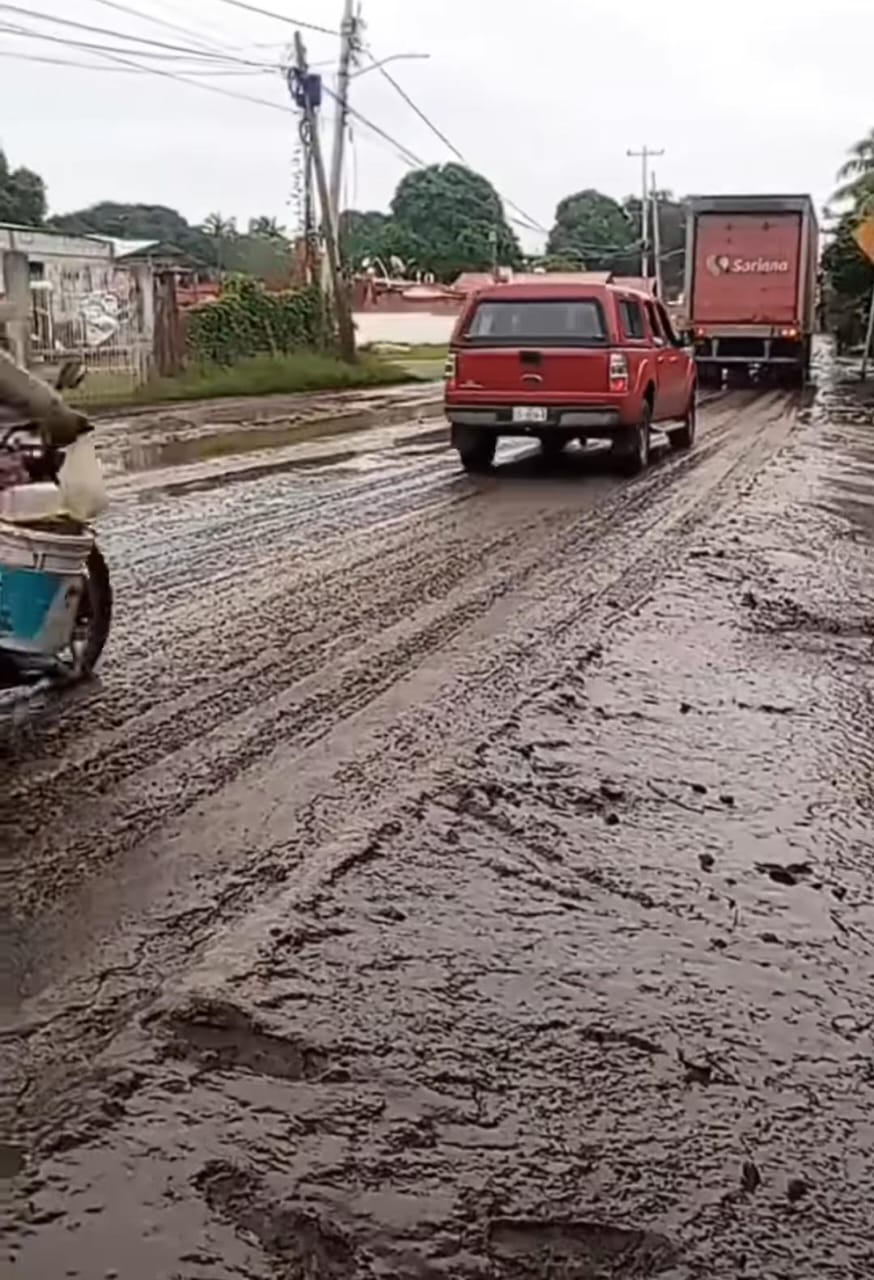 El intenso tráfico vehicular impide avanzar a los militares El intenso tráfico vehicular impide avanzar a los militares