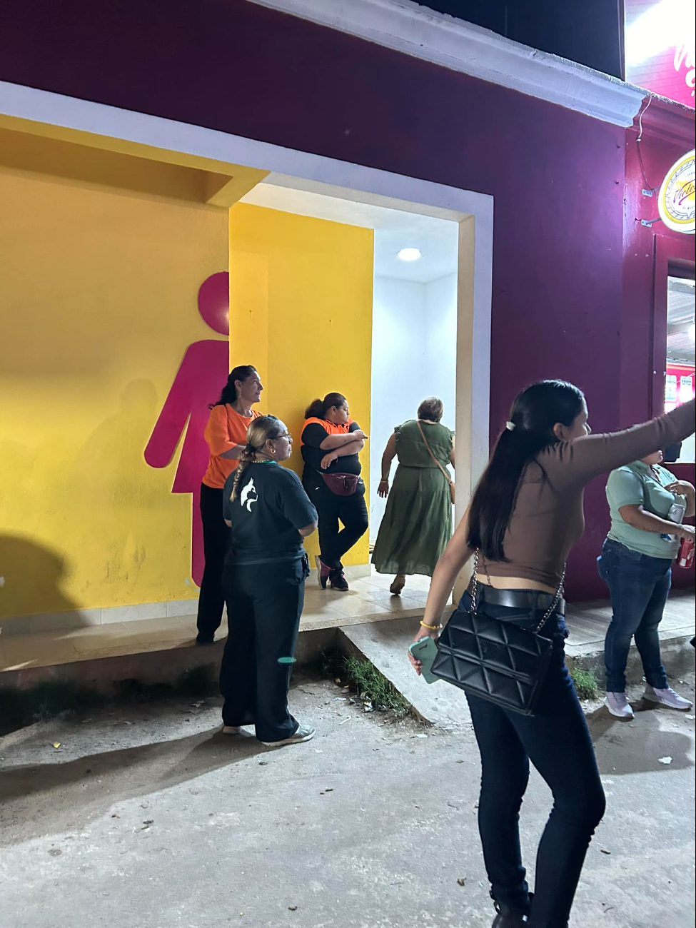 Joven trans acusa discriminación en la Feria Xmatkuil; le niegan el paso al baño de mujeres