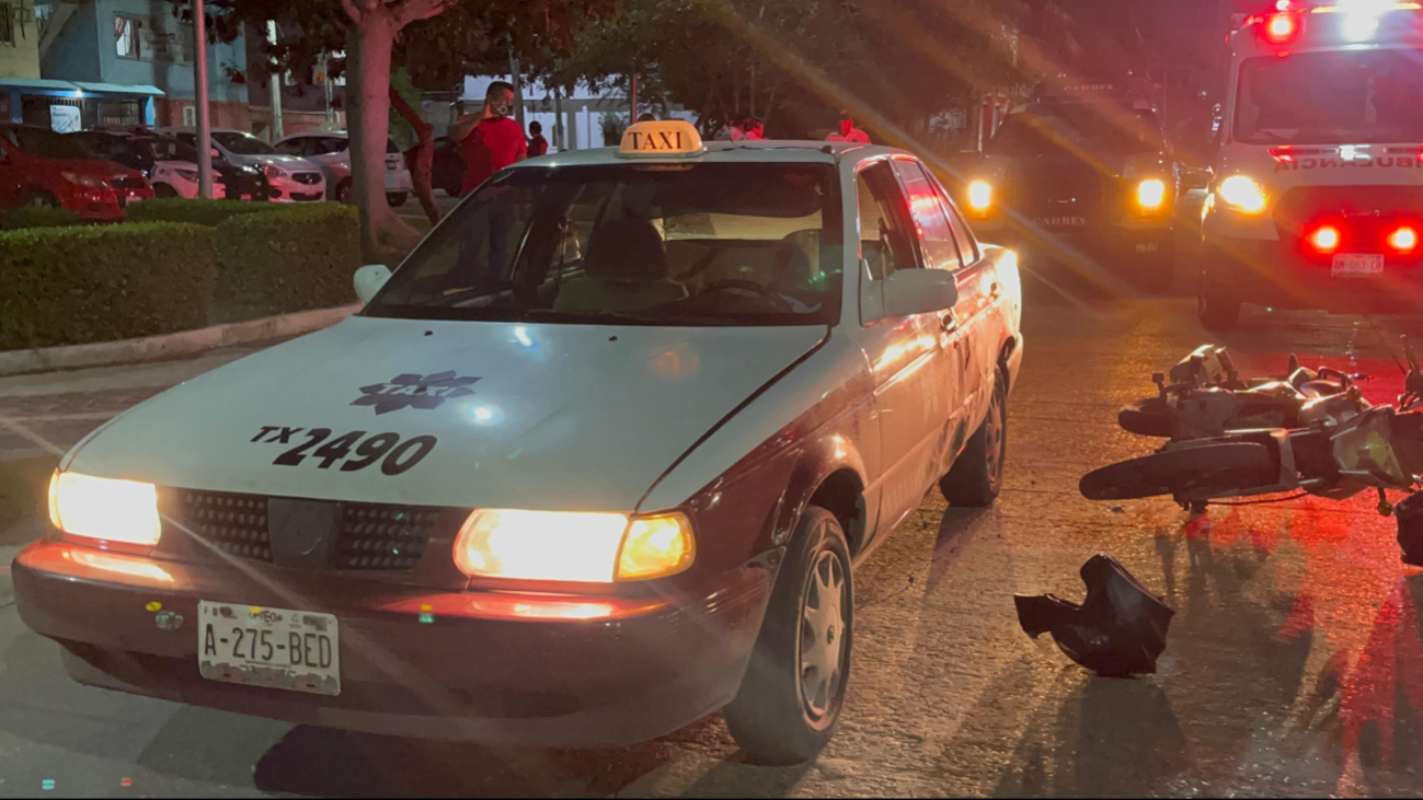 Los ocupantes de la motocicleta cayeron al pavimento y fueron atendidos por paramédicos de la Cruz Roja Mexicana Los ocupantes de la motocicleta cayeron al pavimento y fueron atendidos por paramédicos de la Cruz Roja Mexicana