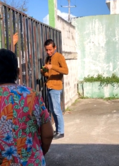 Personal del DIF Carmen llegó a la comisaría ejidal para recoger los artículos del comedor comunitario, pero enfrentaron resistencia de los encargados del lugar Personal del DIF Carmen llegó a la comisaría ejidal para recoger los artículos del comedor comunitario, pero enfrentaron resistencia de los encargados del lugar