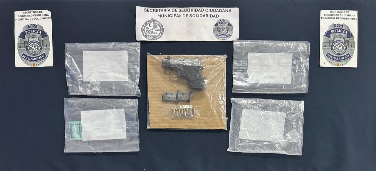 También se confiscó un arma de fuego con 8 cartuchos También se confiscó un arma de fuego con 8 cartuchos