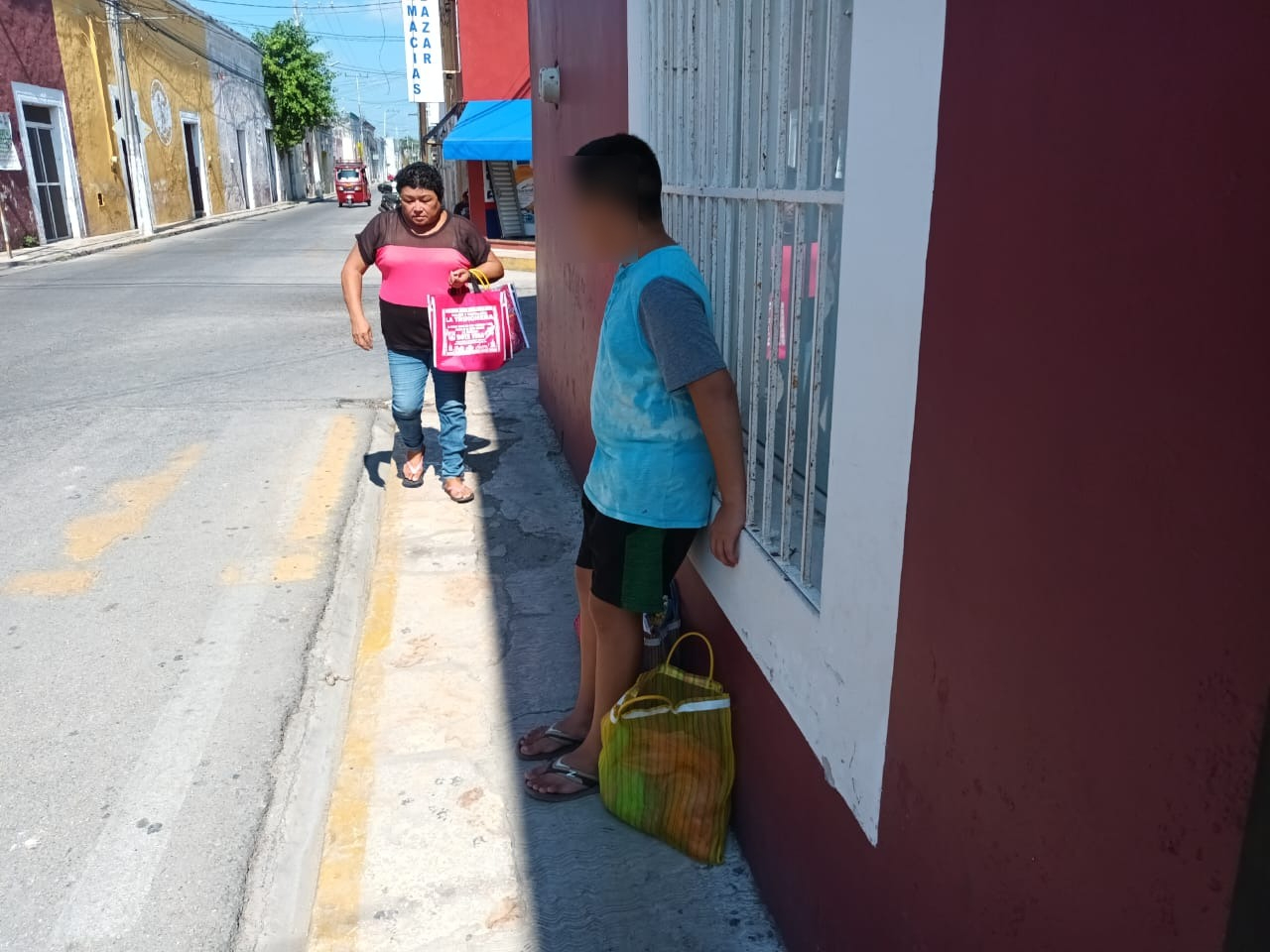 Tanto ayudando a sus padres, como vendiendo solos, lo importante es ganar unos pesos Tanto ayudando a sus padres, como vendiendo solos, lo importante es ganar unos pesos