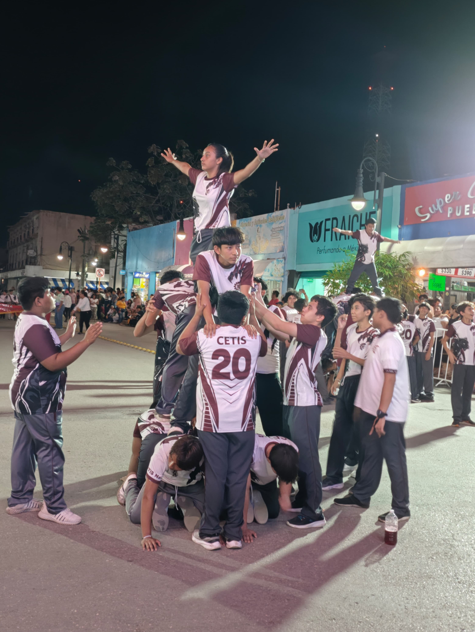 Cientos de familias disfrutaron del desfile y la entrega del Premio Municipal del Deporte Cientos de familias disfrutaron del desfile y la entrega del Premio Municipal del Deporte
