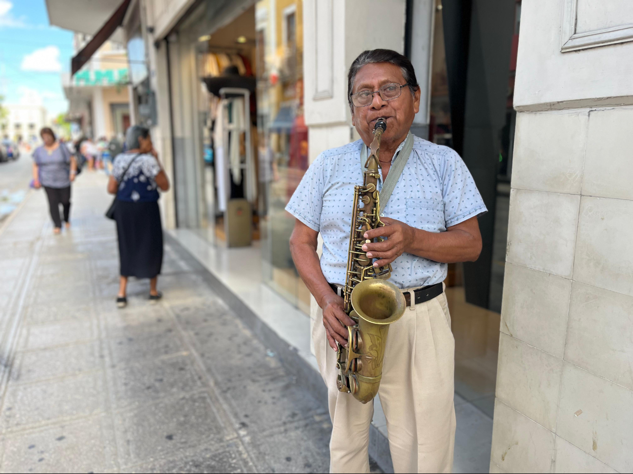 José Chan, el saxofonista que alegra a los transeúntes en el Día del Músico 