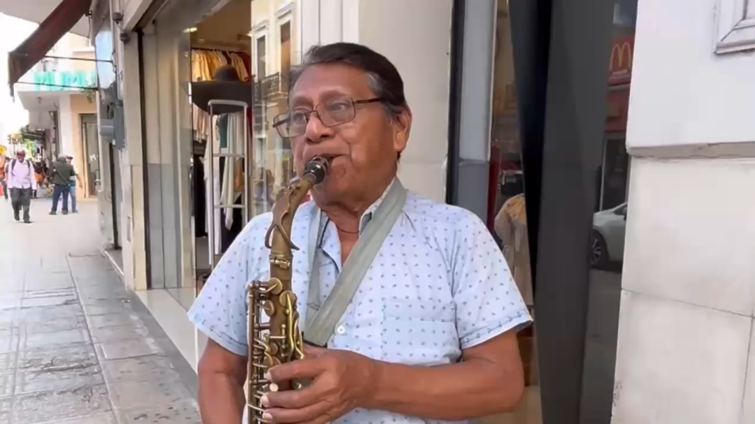 Don José Chan es saxofonista y se dedica a la música desde hace 50 años Don José Chan es saxofonista y se dedica a la música desde hace 50 años