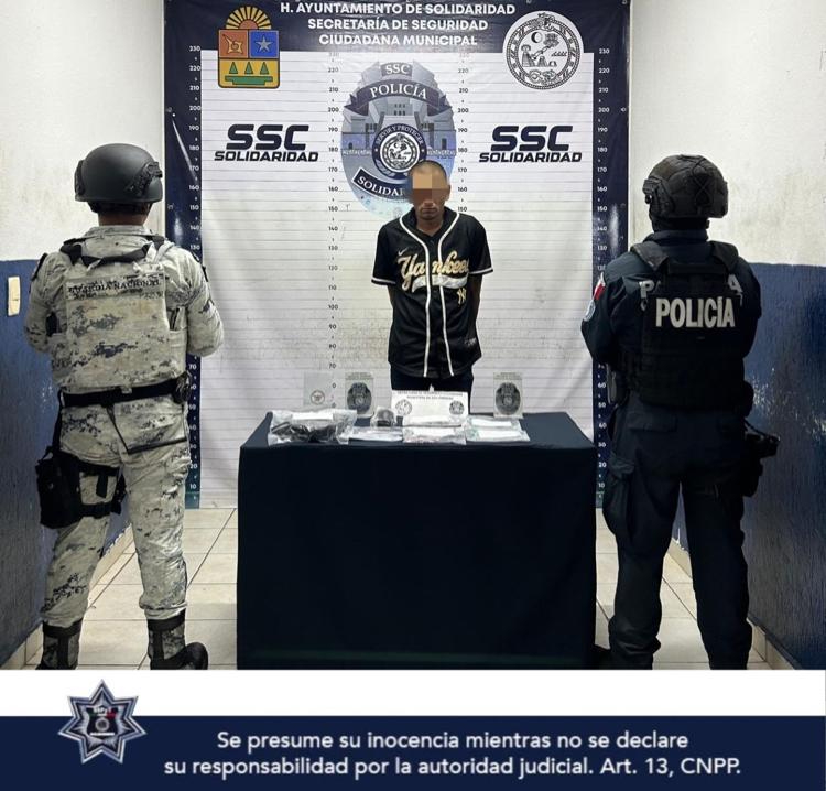 El detenido contaba con más de 50 bolsas de varias drogas, entre ellas marihuana, cocaína y mentafetamina El detenido contaba con más de 50 bolsas de varias drogas, entre ellas marihuana, cocaína y mentafetamina