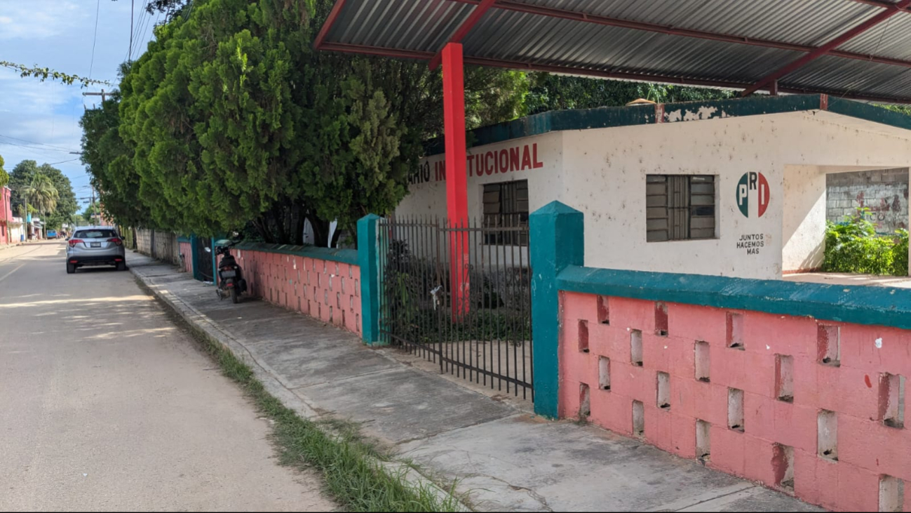 El edificio se encuentra en mal estado, lleno de plantas, basura y suciedad El edificio se encuentra en mal estado, lleno de plantas, basura y suciedad