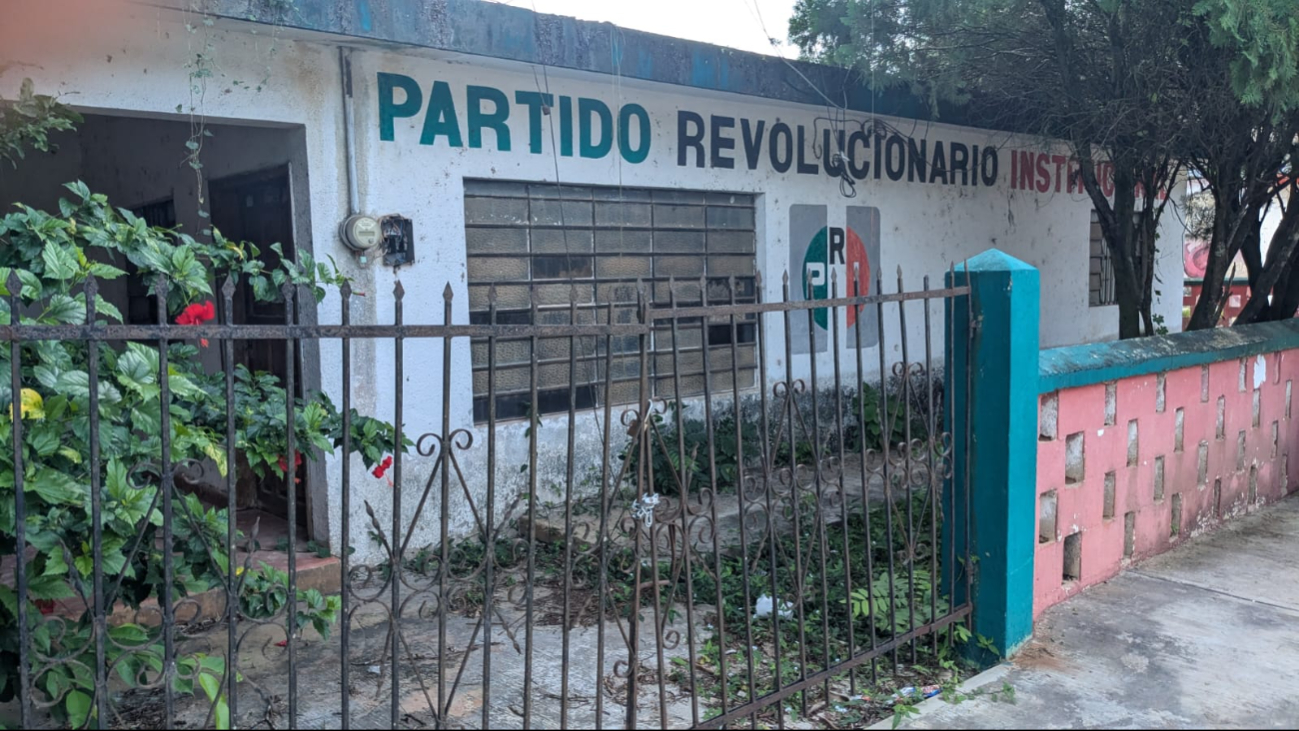 Reportan en abandono total el edificio del PRI en José María Morelos