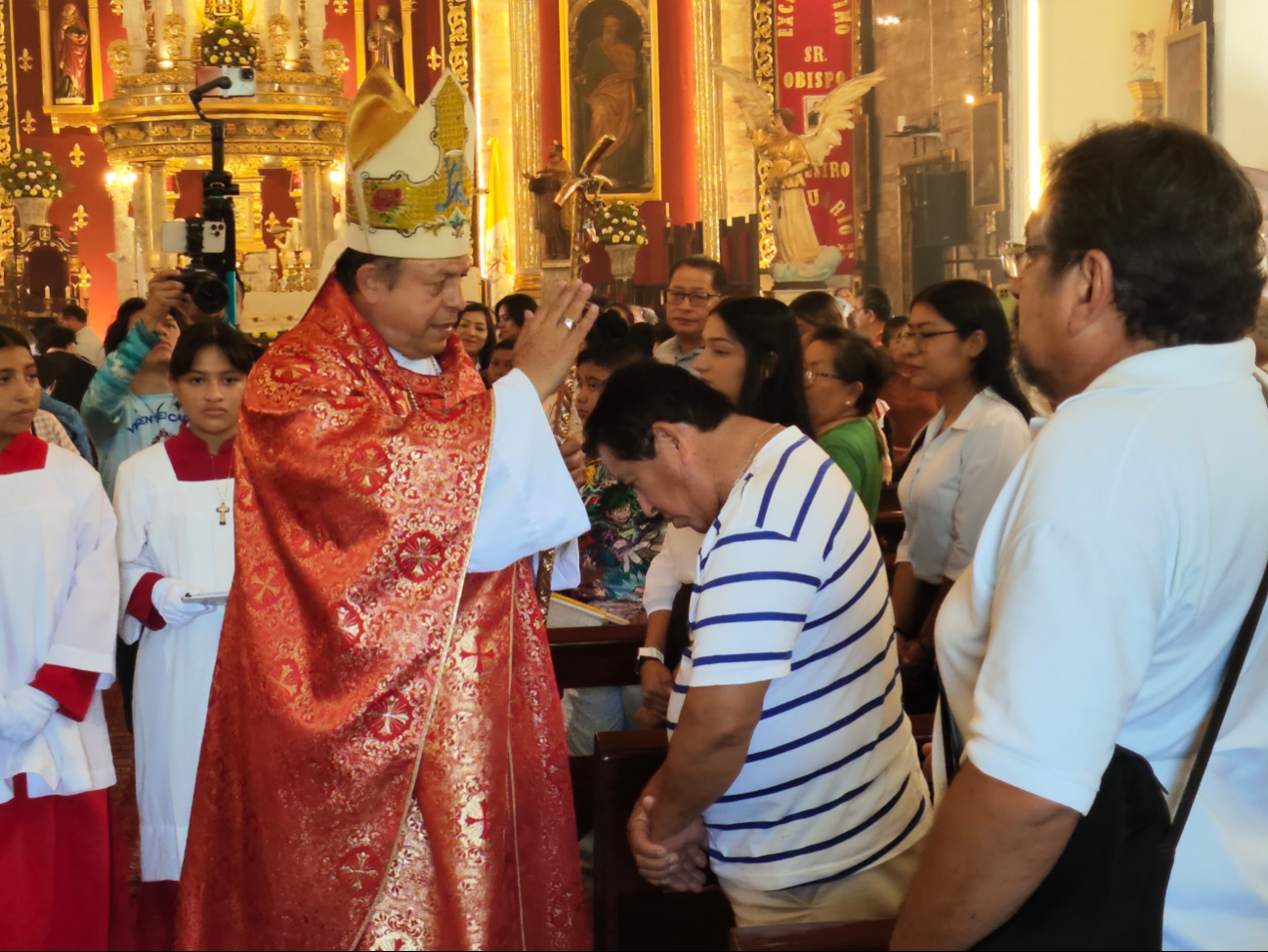Insta a los sacerdotes a no encerrarse en las iglesias para conocer y atender la realidad Insta a los sacerdotes a no encerrarse en las iglesias para conocer y atender la realidad