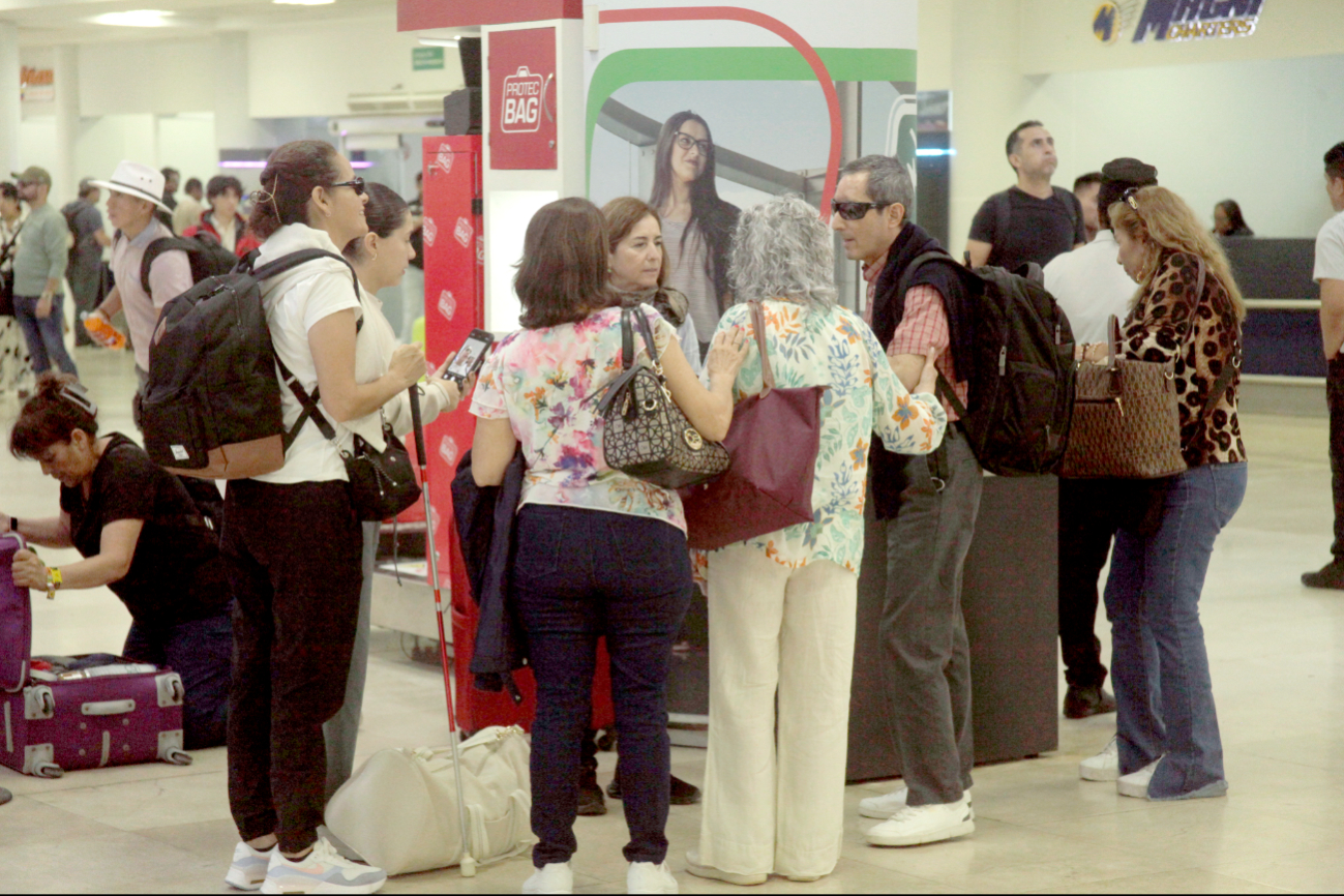 La psicóloga se movió por la Terminal 2 con ayuda de un bastón y de sus familiares La psicóloga se movió por la Terminal 2 con ayuda de un bastón y de sus familiares