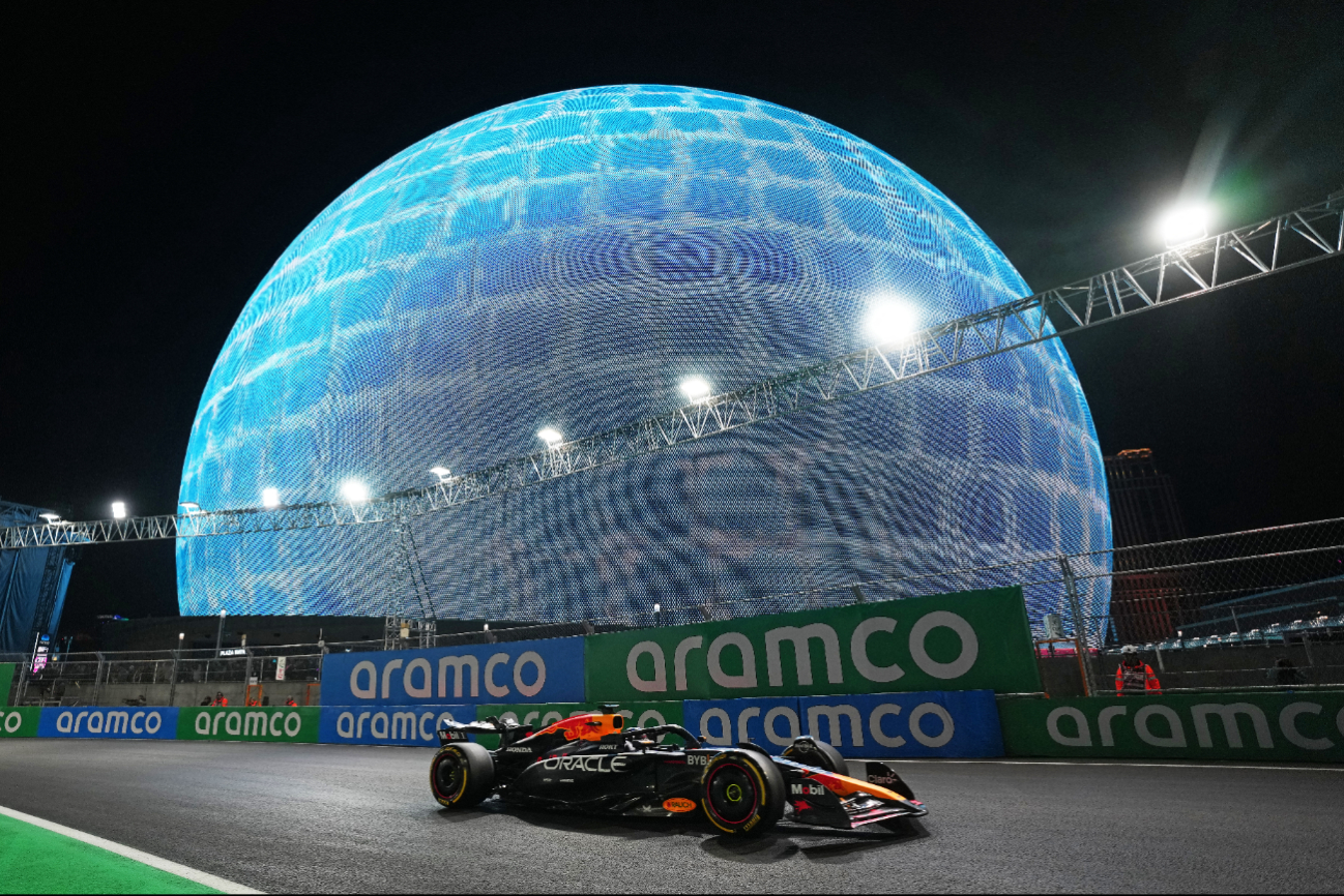 La Sphera y el Red Bull pasando a un lado La Sphera y el Red Bull pasando a un lado