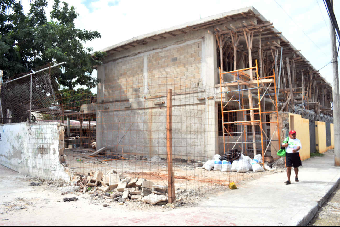 Lluvias retrasan obras en escuelas Lluvias retrasan obras en escuelas