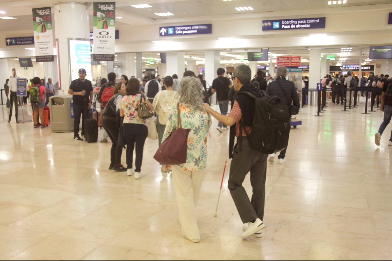 Por su seguridad, en caso de que un invidente viaje solo, puede pedir apoyo a la aerolínea Por su seguridad, en caso de que un invidente viaje solo, puede pedir apoyo a la aerolínea