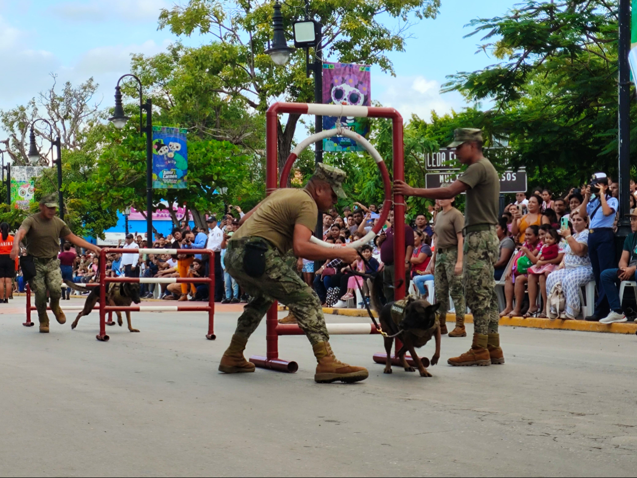 Se presentaron tablas rítmicas, pirámides humanas y demostraciones operacionales y de auxilio Se presentaron tablas rítmicas, pirámides humanas y demostraciones operacionales y de auxilio