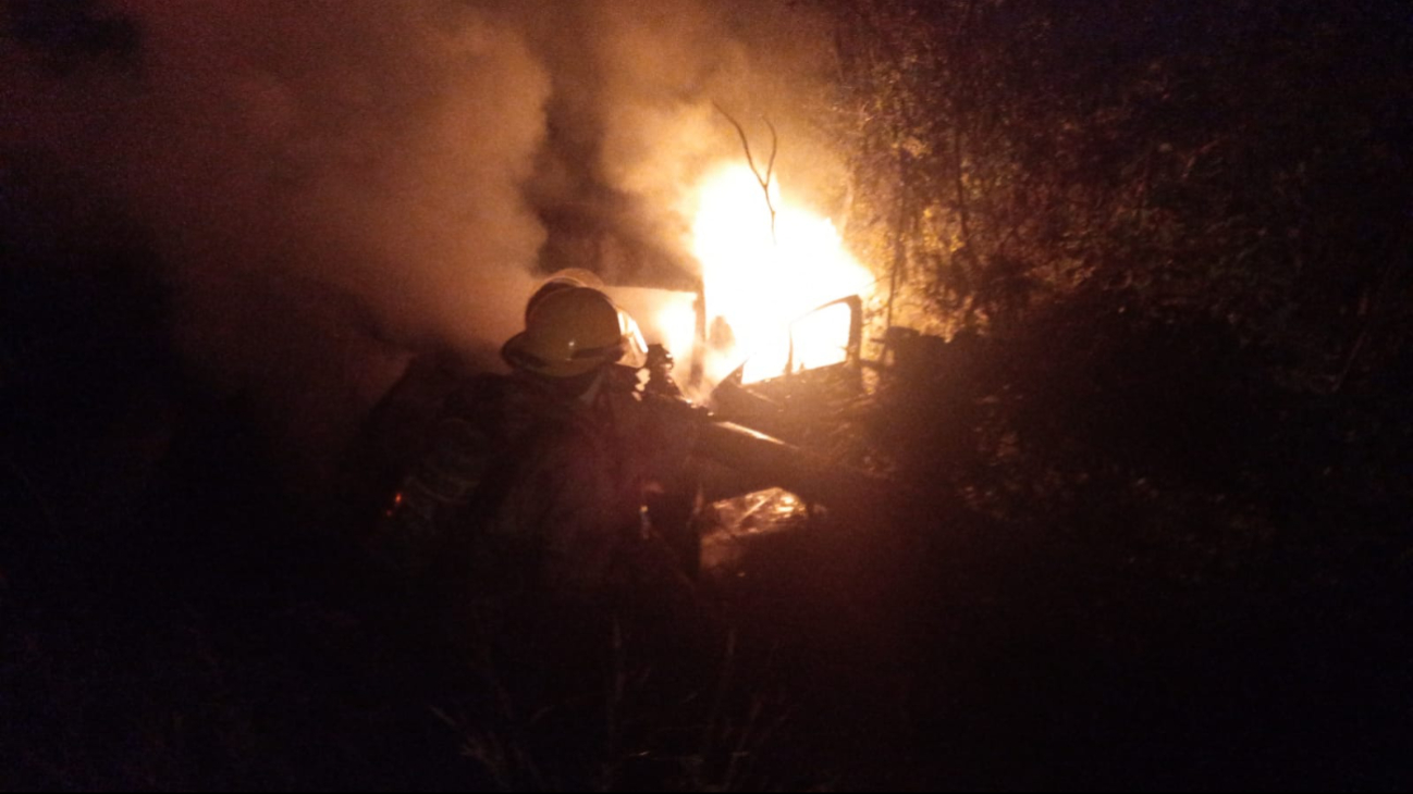 Se utilizaron cerca de 5,000 litros de agua para sofocar el incendio Se utilizaron cerca de 5,000 litros de agua para sofocar el incendio