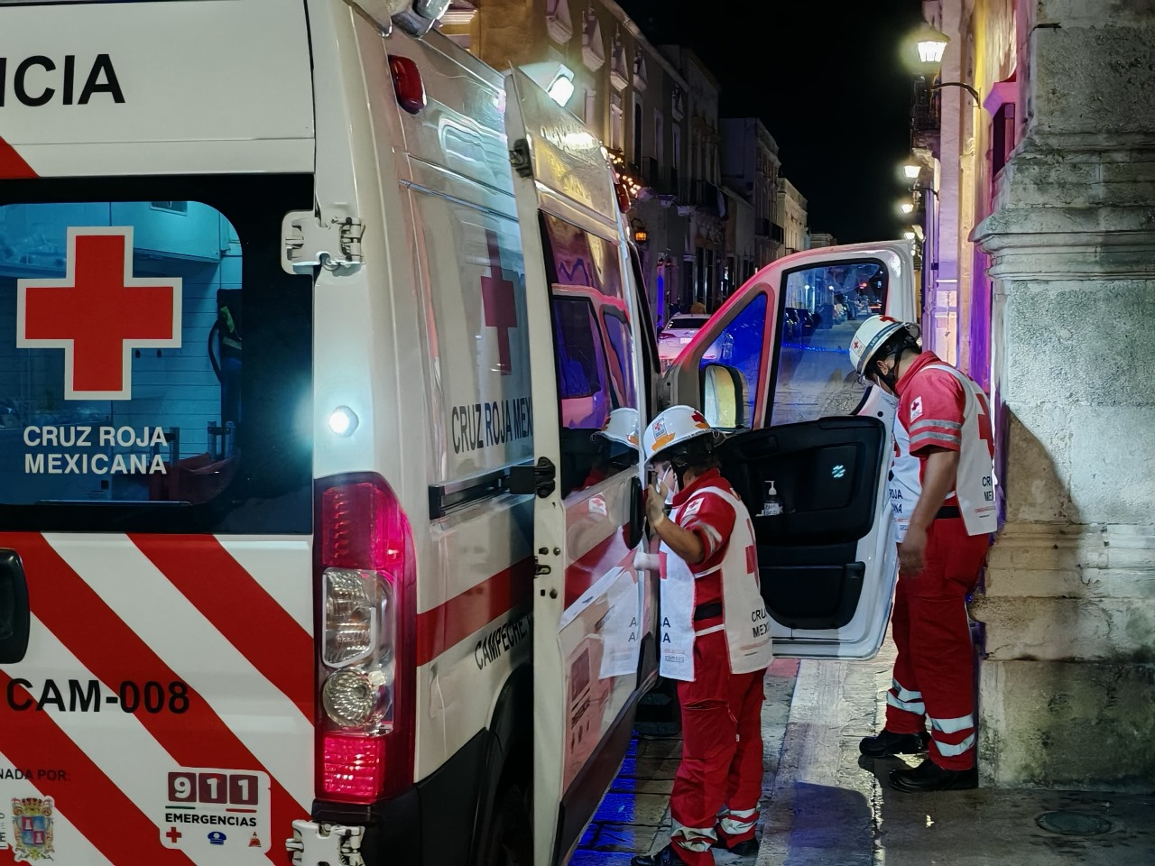 Sus amigos llamaron al número de emergencias y paramédicos de la Cruz Roja acudieron al lugar Sus amigos llamaron al número de emergencias y paramédicos de la Cruz Roja acudieron al lugar