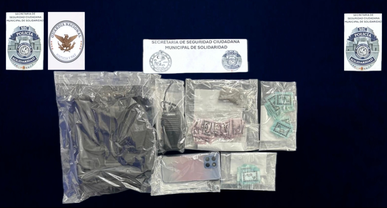 También se encontraron un celular y un aparato similar a un radio, los cuales fueron confiscados También se encontraron un celular y un aparato similar a un radio, los cuales fueron confiscados