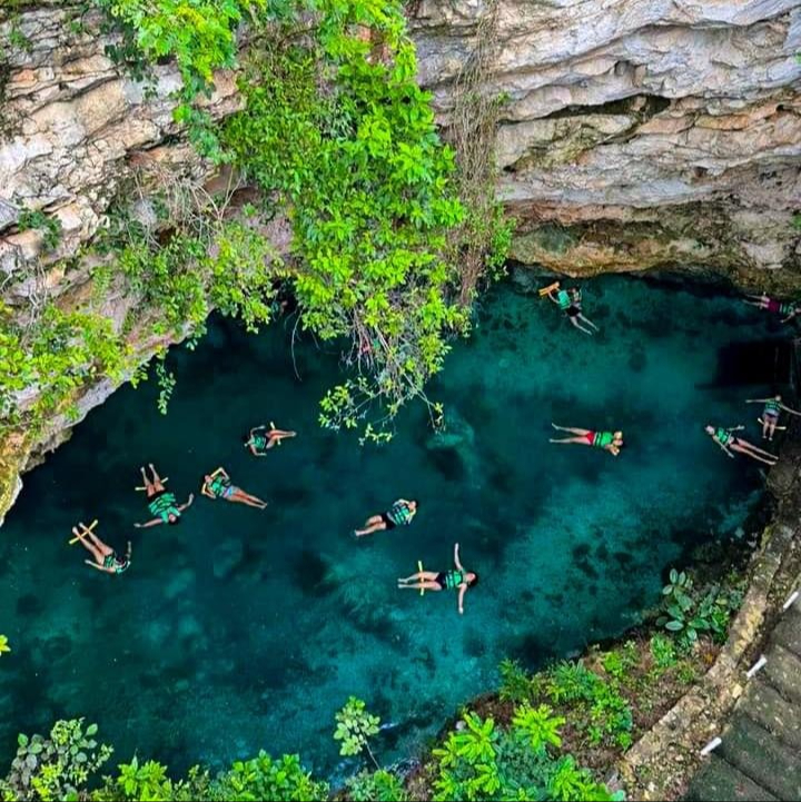 Uno de los cenotes es abierto Uno de los cenotes es abierto