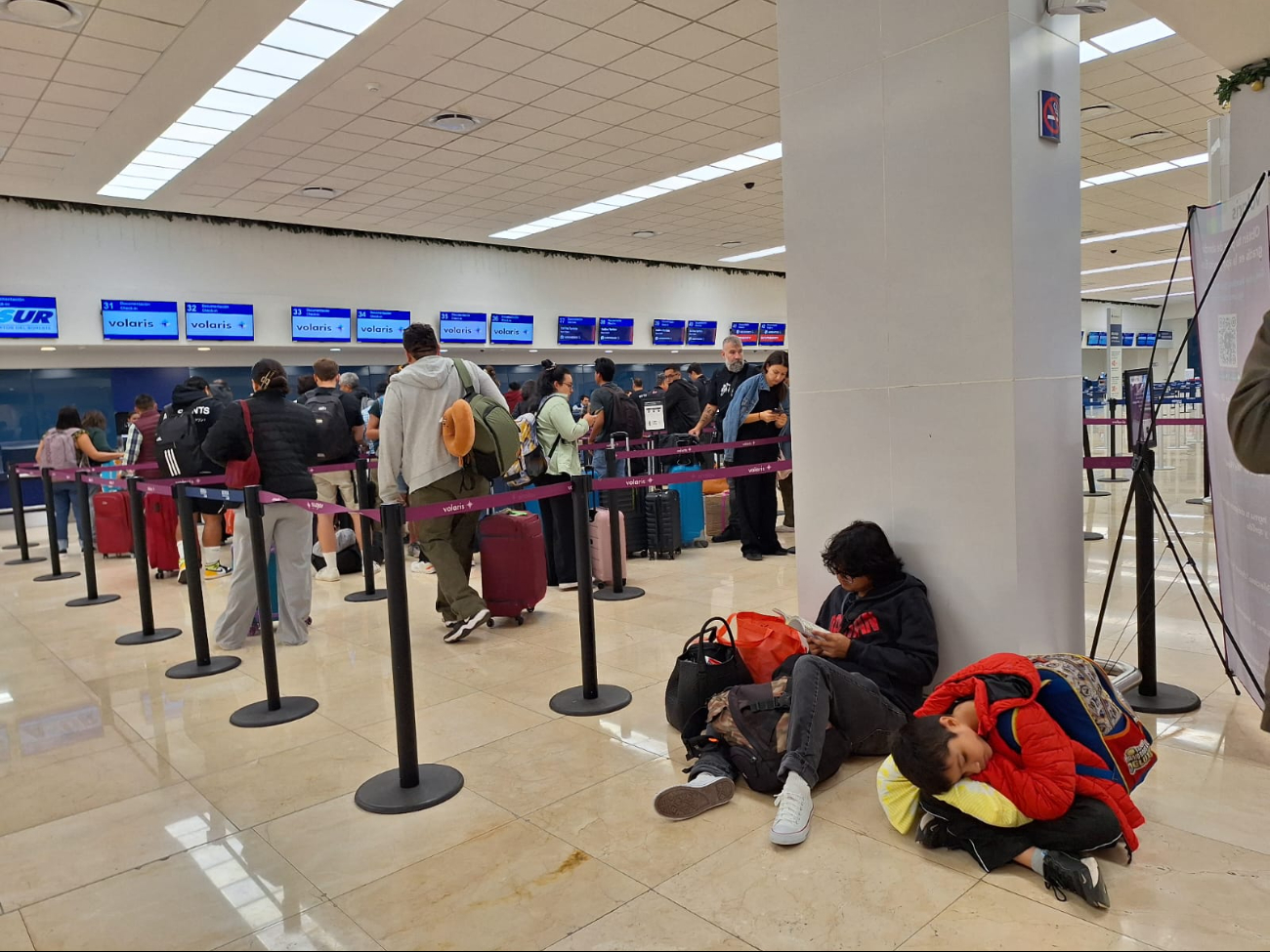 Aeroméxico y Volaris tienen vuelos programados a lo largo del día hacia diferentes destinos Aeroméxico y Volaris tienen vuelos programados a lo largo del día hacia diferentes destinos