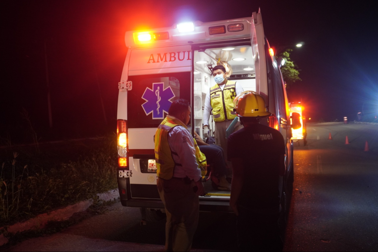 La mujer fue trasladada al hospital después del accidente La mujer fue trasladada al hospital después del accidente