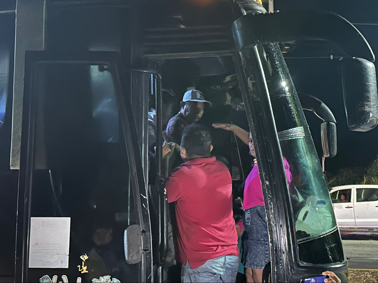 La situación provocó una pelea verbal entre los pasajeros y las autoridades La situación provocó una pelea verbal entre los pasajeros y las autoridades