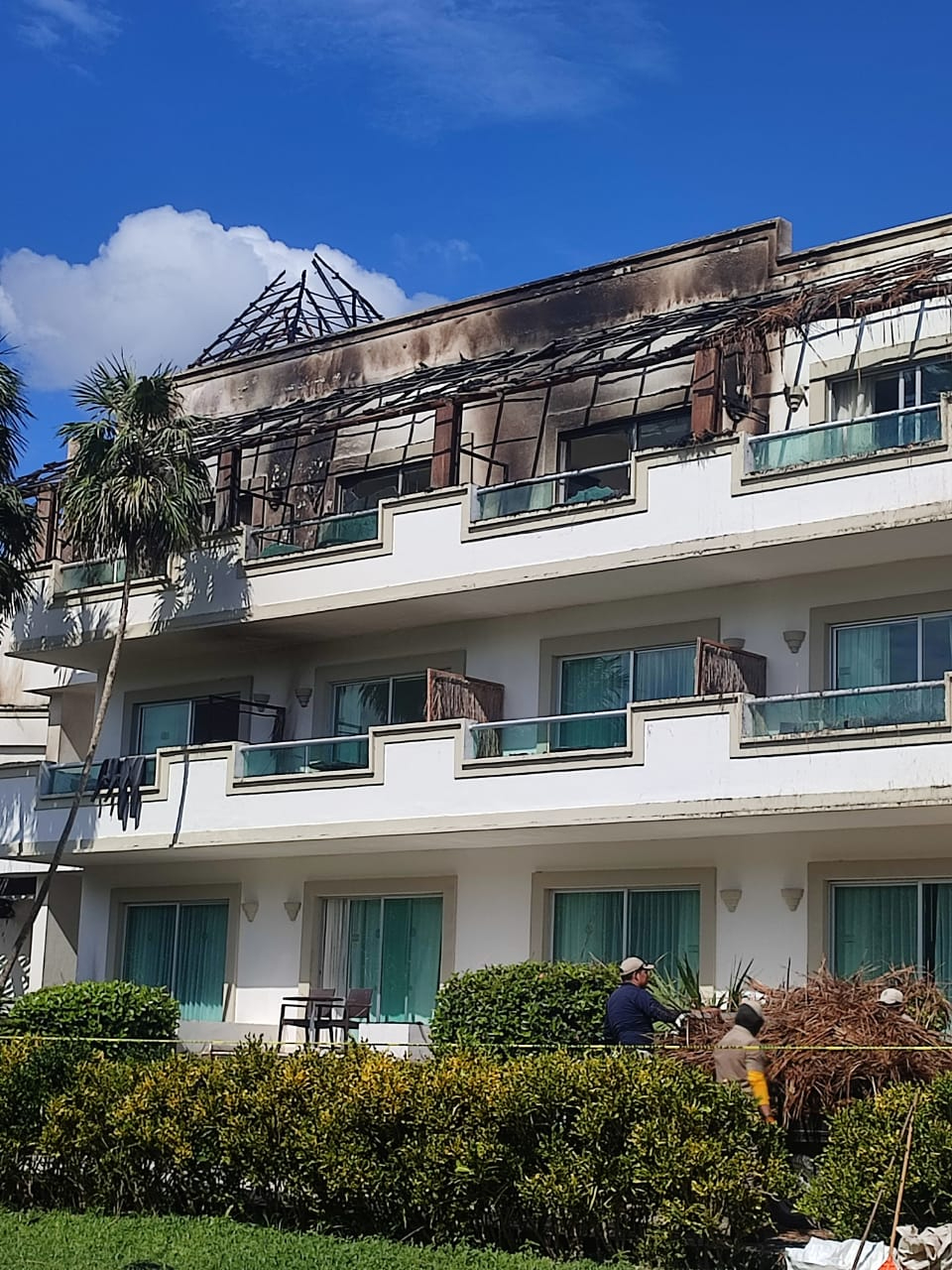 Incendio en terraza del hotel Blue Bay, en Playa del Carmen, genera alarma