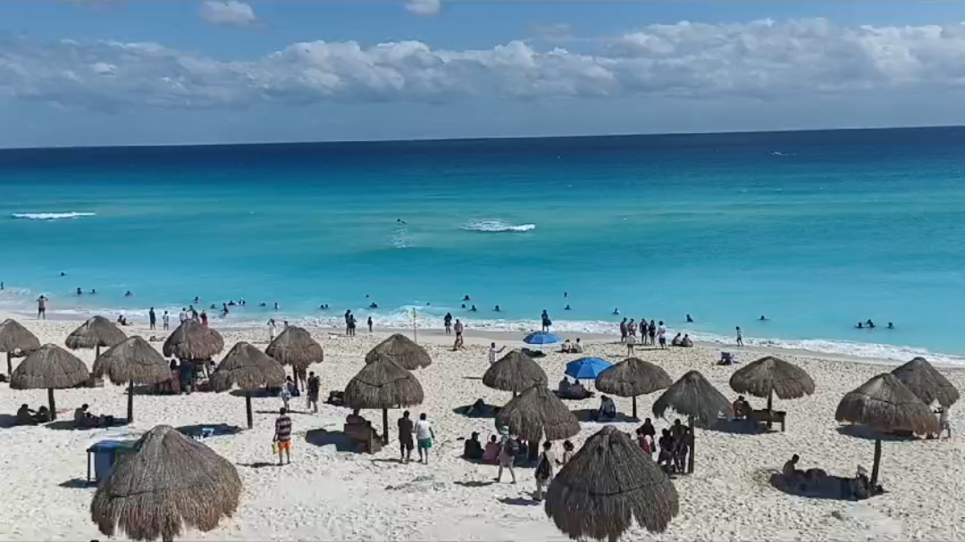 Nacionales y extranjeros visitan las playas para nadar y disfrutar del calor del mediodía Nacionales y extranjeros visitan las playas para nadar y disfrutar del calor del mediodía